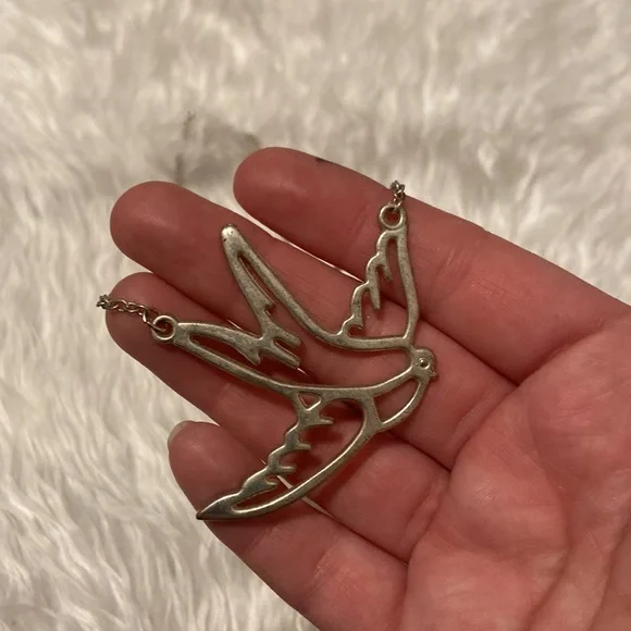 Silver Sparrow Necklace 🩶 - Picture 3 of 3